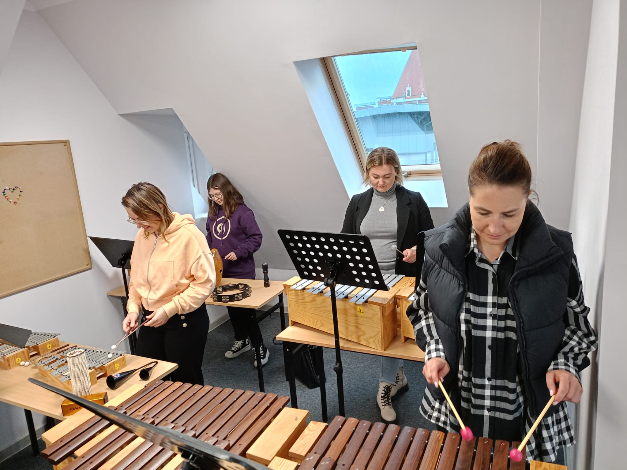 Studentki Pedagogiki na warsztatach muzycznych poznają metodę Carla Orffa