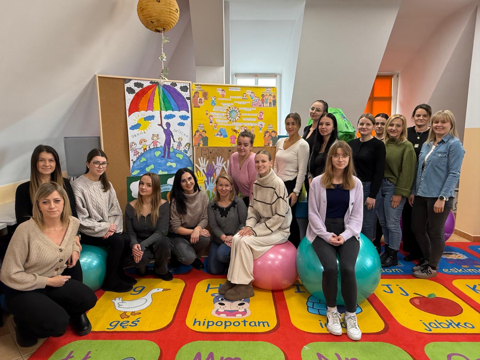 Studentki Pedagogiki Przedszkolnej i Wczesnoszkolnej w rocznicę przyjęcia Konwencji o Prawach Dziecka