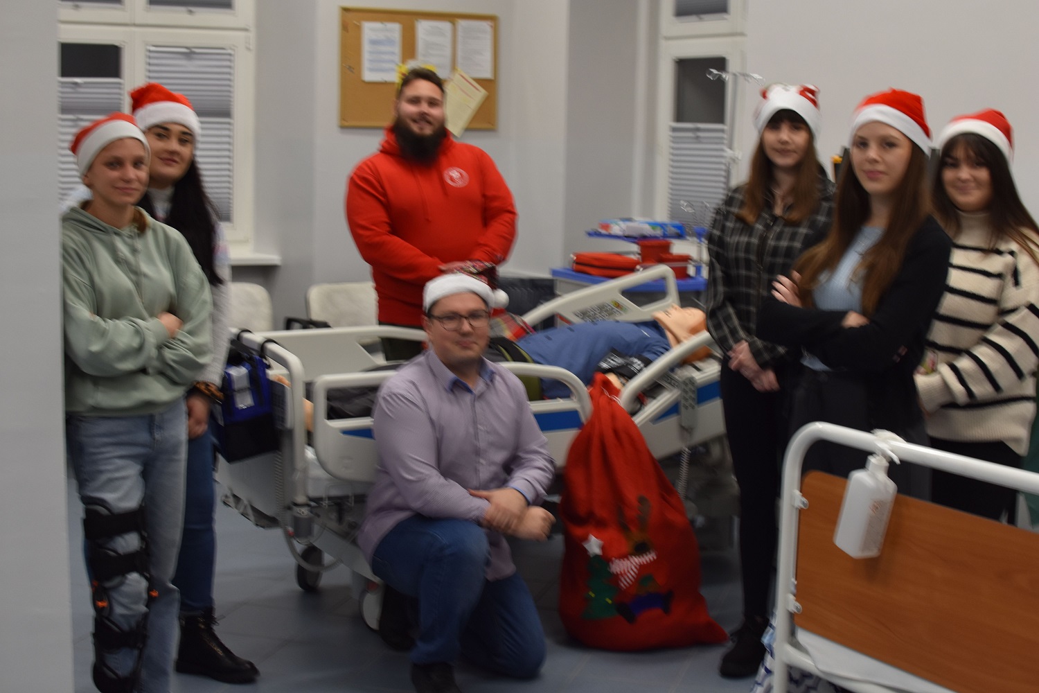 Nauka w służbie drugiemu człowiekowi – grudniowe inicjatywy studentów SKN „Fenix”