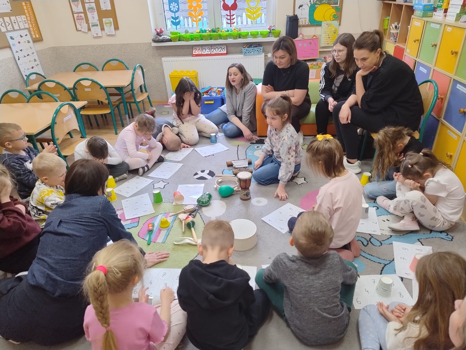 Studentki III roku pedagogiki przedszkolnej i wczesnoszkolnej na praktyce śródrocznej wychowawczo-dydaktycznej w Przedszkolu w Sidzinie