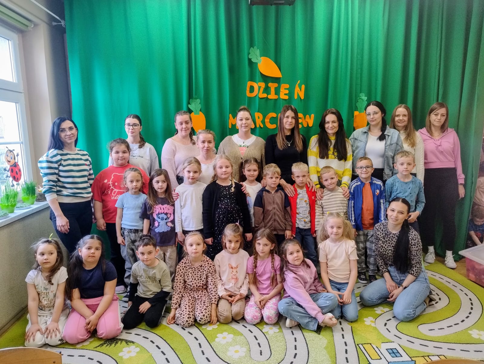 Studentki II roku pedagogiki przedszkolnej i wczesnoszkolnej na śródrocznej praktyce ogólnopedagogicznej w Zespole Szkolno-Przedszkolnym w Sidzinie