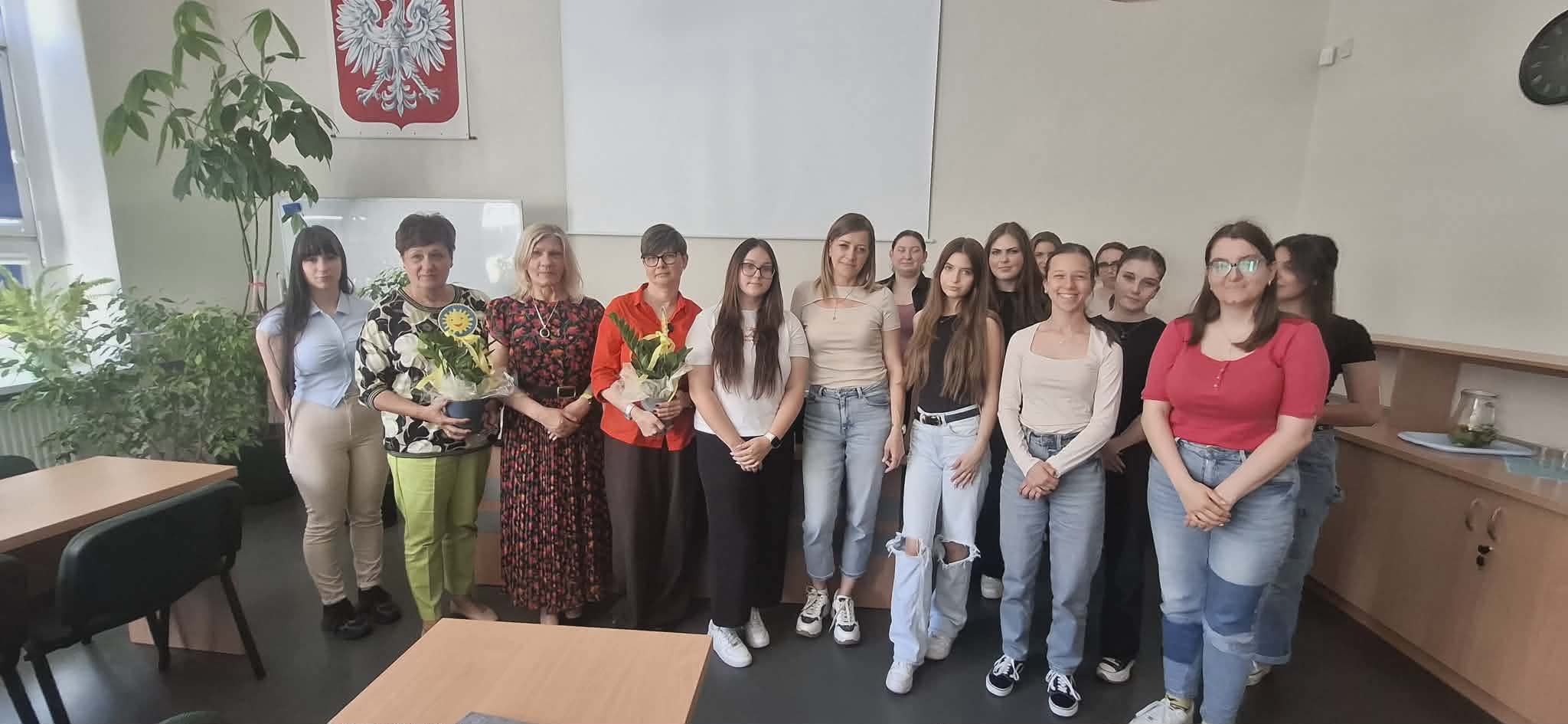 Zakończenie praktyk ogólnopedagogicznych dla studentek drugiego roku (studiów stacjonarnych) w Przedszkolu Nr 6 i Szkole Podstawowej Nr 1 im. Kawalerów Uśmiechu w Nysie